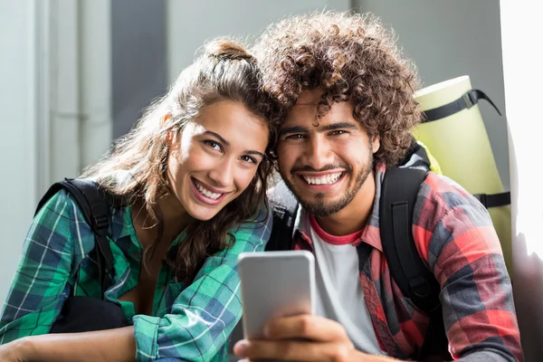 Jovem casal usando telefone celular — Fotografia de Stock