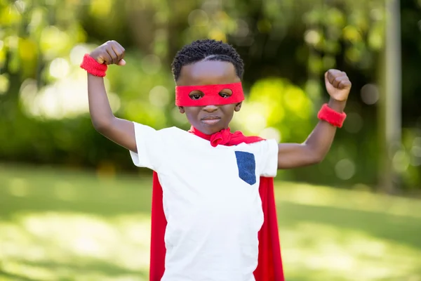 Dziecko jest ubieranie się jak bohater — Zdjęcie stockowe