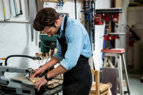 Schreiner arbeitet an seinem Handwerk — Stockfoto