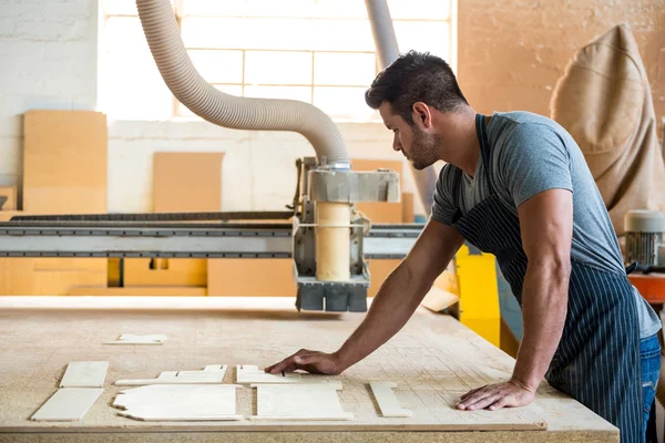 Carpenter working on his craft — Stock Photo, Image