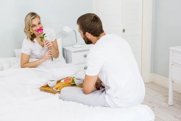 Couple prenant le petit déjeuner au lit — Photo