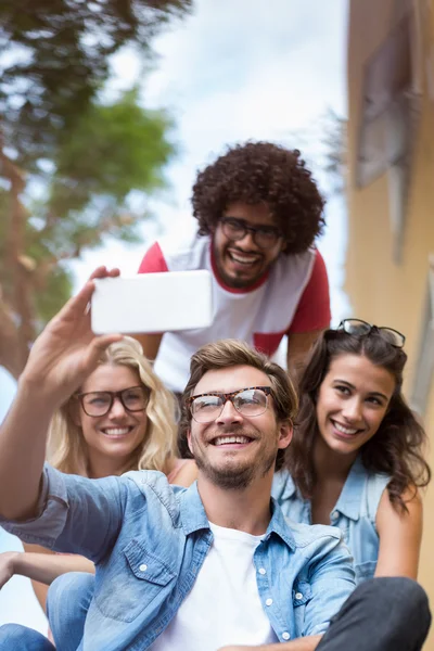 Amis prenant selfie — Photo