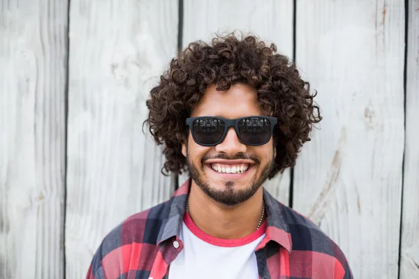 Portret van een jonge man in een zonnebril — Stockfoto