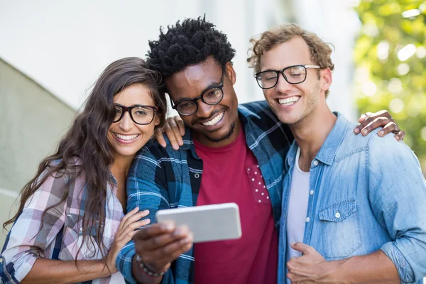 Amis prenant selfie sur un téléphone mobile — Photo