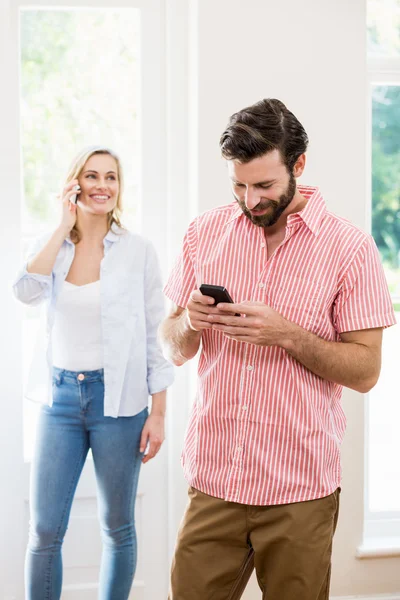 Mann schreibt SMS — Stockfoto