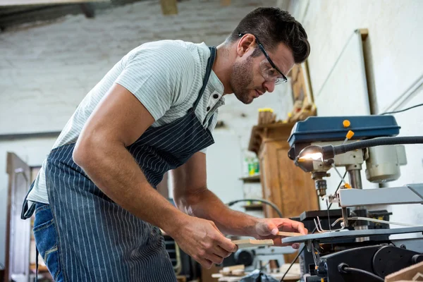 Charpentier travaillant sur son métier — Photo