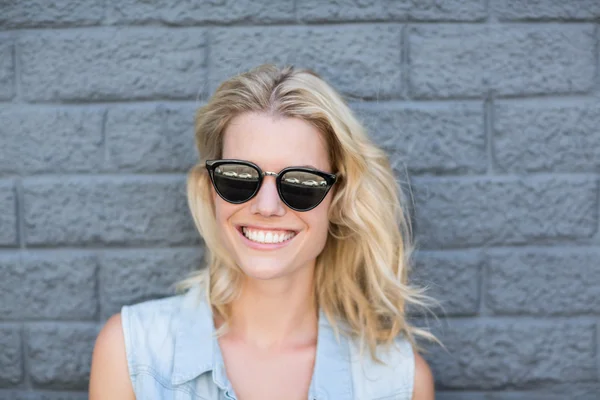 Porträt einer jungen Frau mit Sonnenbrille — Stockfoto