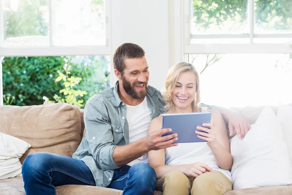 Casal usando tablet digital — Fotografia de Stock