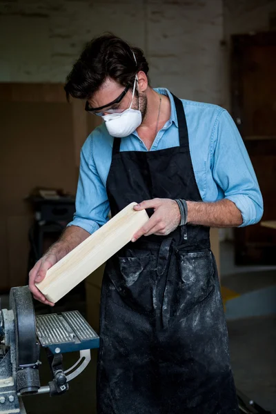 Schreiner arbeitet an seinem Handwerk — Stockfoto