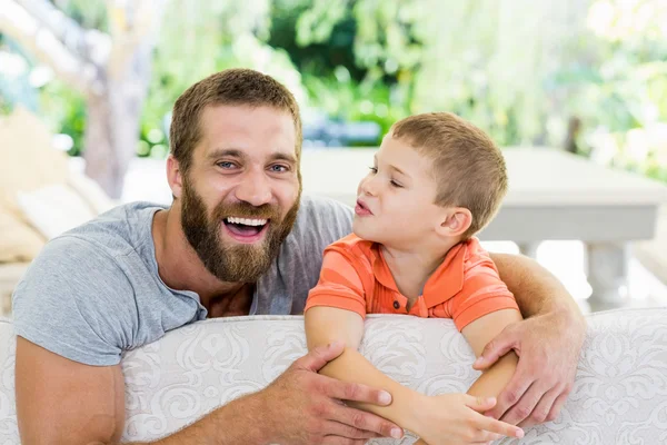Otec a syn baví v obývacím pokoji — Stock fotografie
