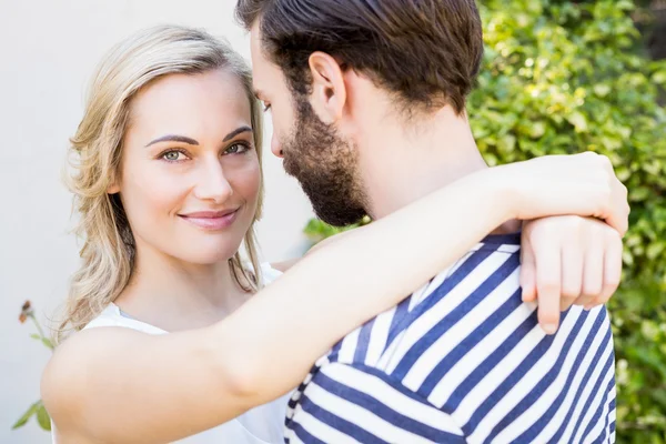 Paar die elkaar omhelzen — Stockfoto