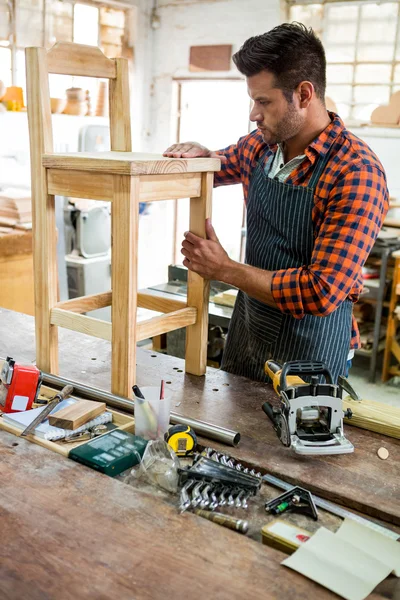 Carpenter working on his craft — Stock Photo, Image