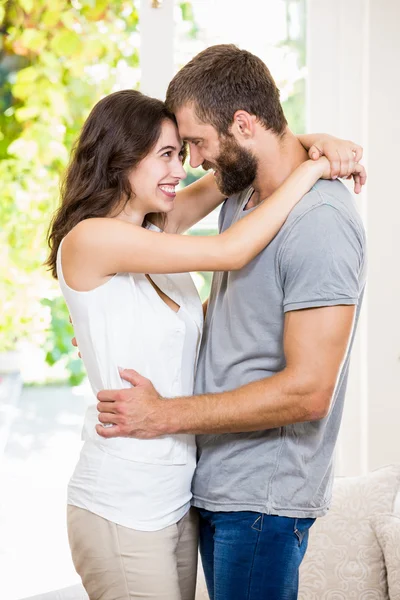 Casal jovem abraçando uns aos outros — Fotografia de Stock