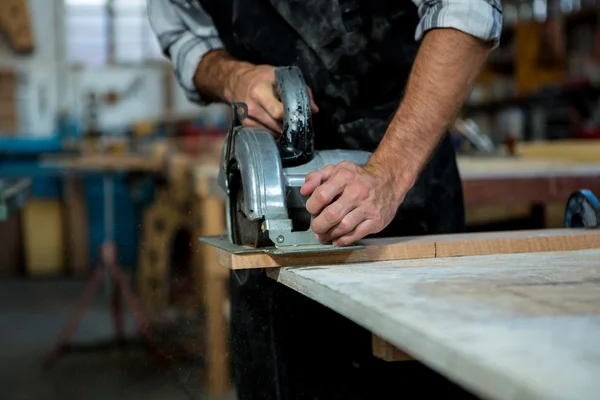 Schreiner arbeitet an seinem Handwerk — Stockfoto