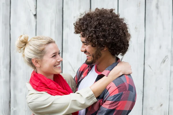 Jeune couple s'embrassant — Photo