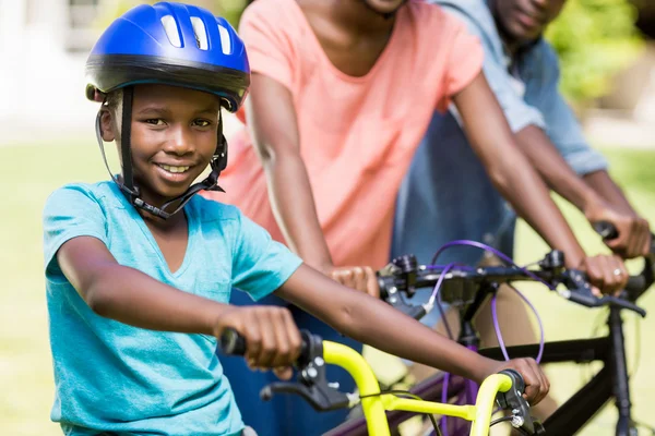 Giovane che fa bicicletta — Foto Stock