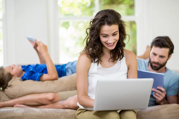 Genç çift dijital tablet ve dizüstü bilgisayar kullanarak — Stok fotoğraf