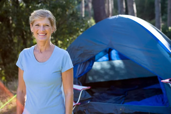 Senior vrouw stond voor een tent — Stockfoto