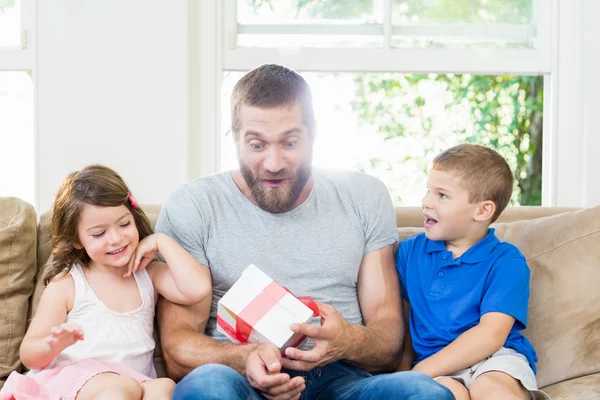 Padre recibiendo un regalo de sus hijos — Foto de Stock