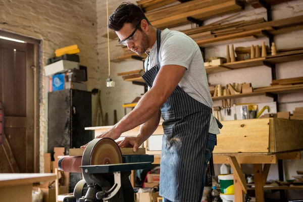 Charpentier travaillant sur son métier — Photo