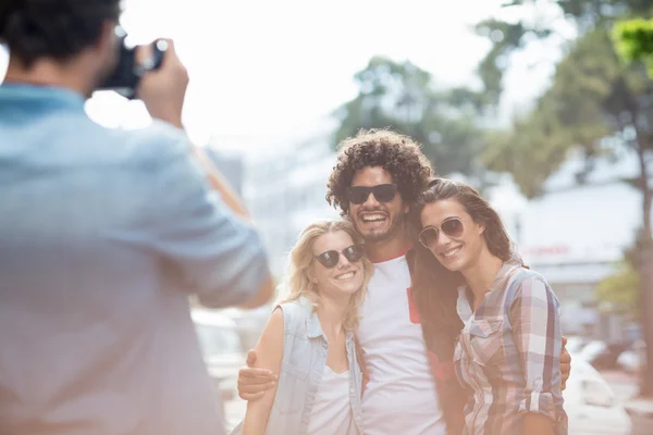 Man taking photo of his friends — Stock Photo, Image