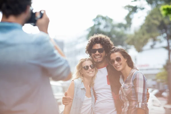 Homem tirando foto de seus amigos — Fotografia de Stock