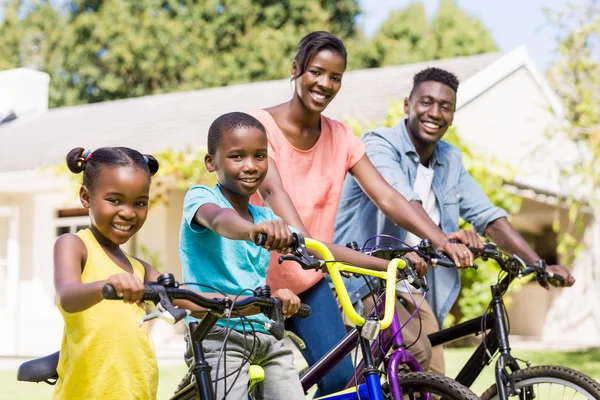 幸福的家庭做自行车 — 图库照片