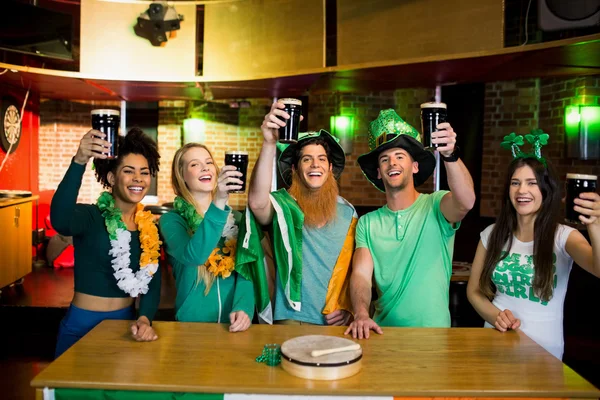Amigos sonrientes con accesorio irlandés — Foto de Stock
