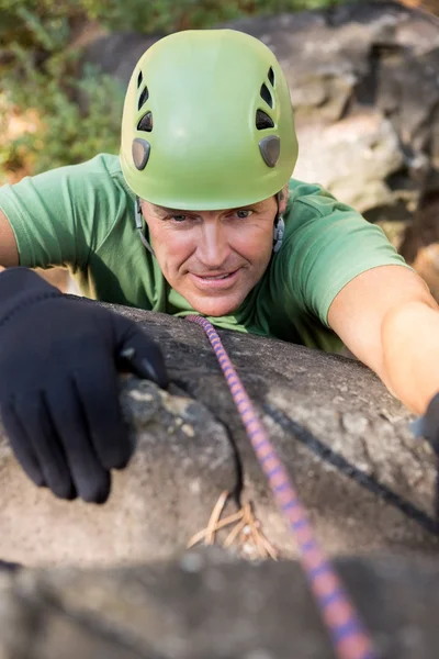 Close up man rock climbing — Stock Photo, Image