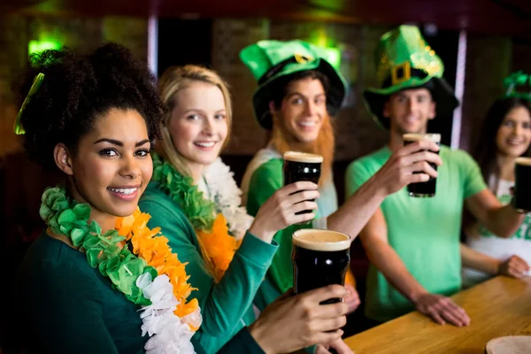 Amigos sorridentes com acessório irlandês — Fotografia de Stock