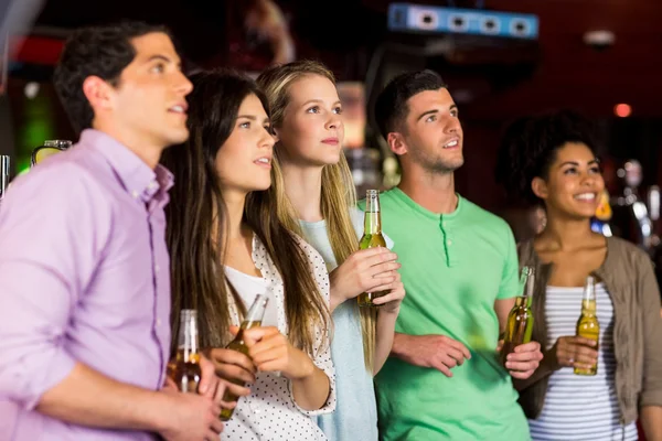 Amigos segurando cerveja — Fotografia de Stock