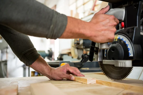 Charpentier travaillant sur son métier — Photo