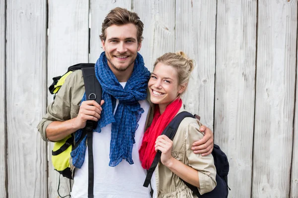 Pareja joven llevando mochila — Foto de Stock