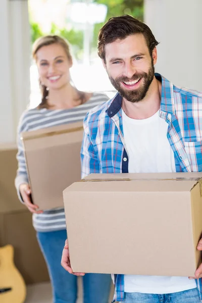 Portrait of young couple holding cardboard boxes — Stock Photo, Image