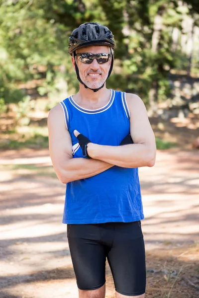 Volwassen fiets rider man poseren met gekruiste armen — Stockfoto