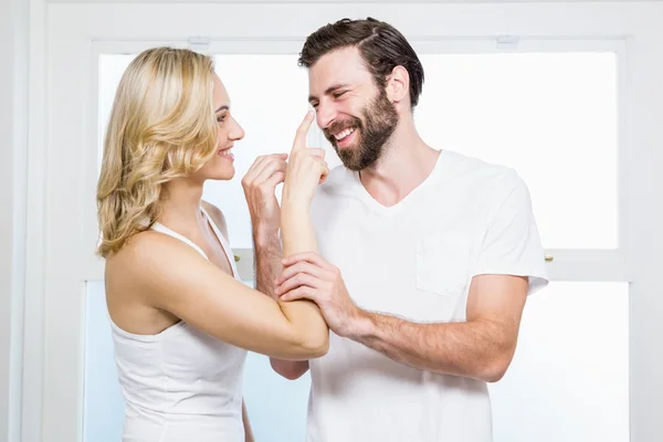 Mujer aplicando crema —  Fotos de Stock