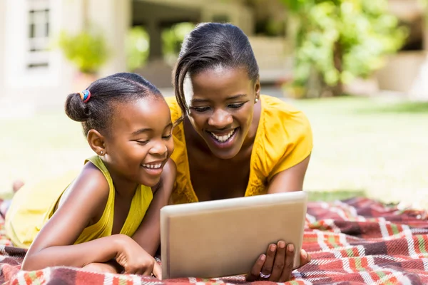 Kijken naar een laptop en gelukkige familie — Stockfoto