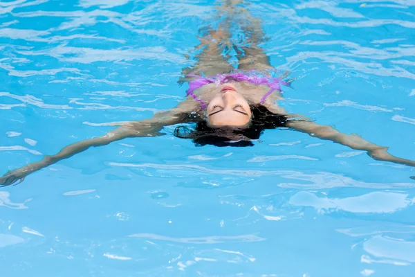 Mulher bonita na piscina — Fotografia de Stock