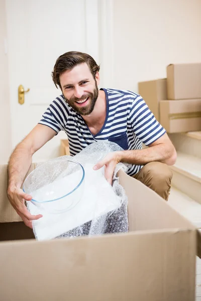 Man unpacking carton boxes — Stock Photo, Image