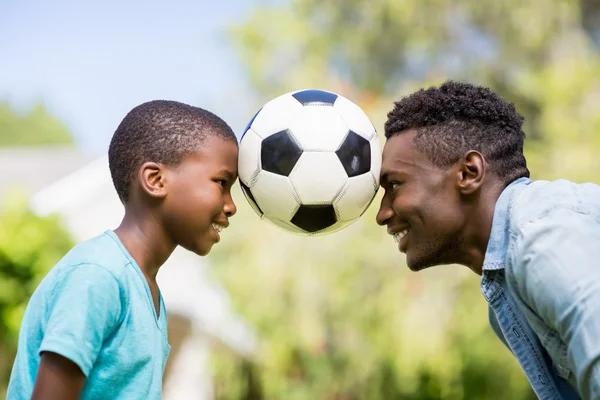 Lycklig familj spelar fotboll — Stockfoto