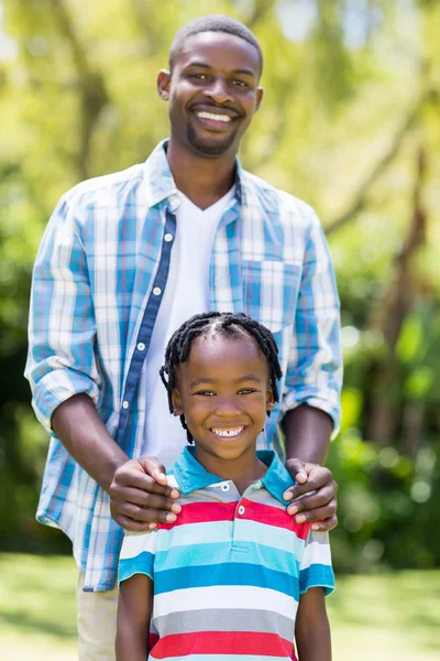 Glad familj poserar — Stockfoto