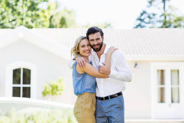 Retrato de casal feliz abraçando uns aos outros — Fotografia de Stock