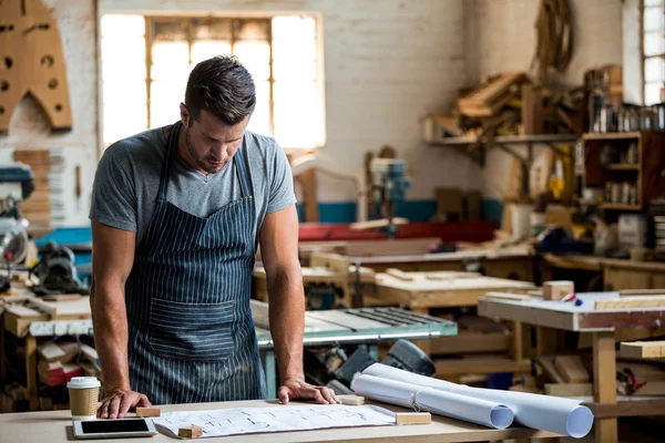 Carpenter working on his craft — Stock Photo, Image