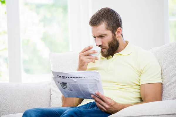 남자가 신문을 읽는 모습 — 스톡 사진