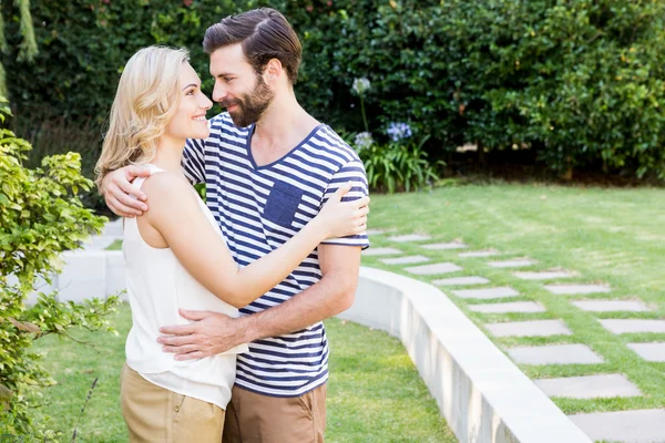 Romantique jeune couple embrassant — Photo