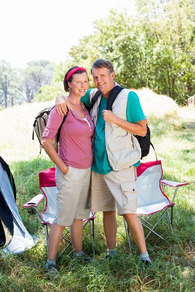 Couple âgé debout à côté de leur tente — Photo