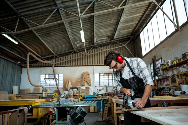 Schreiner arbeitet an seinem Handwerk — Stockfoto