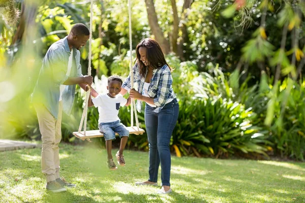 Familia feliz haciendo swing —  Fotos de Stock