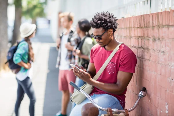 Giovane utilizzando il telefono cellulare — Foto Stock