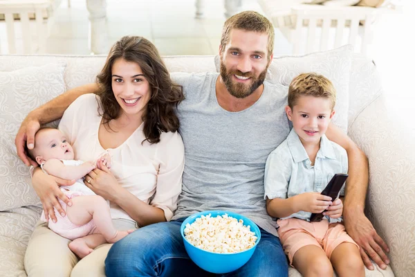 Familia divirtiéndose mientras ve la televisión —  Fotos de Stock